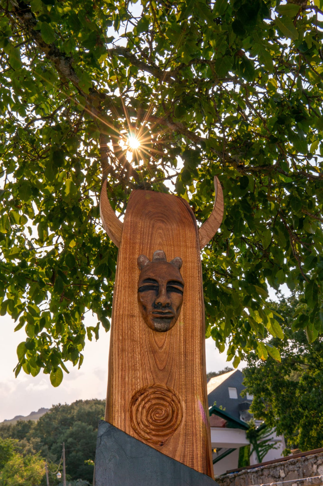 Escultura de madera de castaño "lume" con cuernos de vaca, cara de barro y espiral